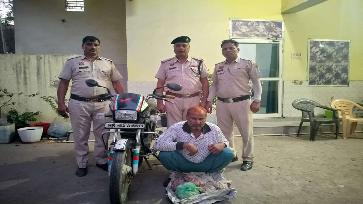 नूंह में गोमांस के साथ तस्कर गिरफ्तार: बाइक से कर रहा था सप्लाई, पुलिस ने दबोचा