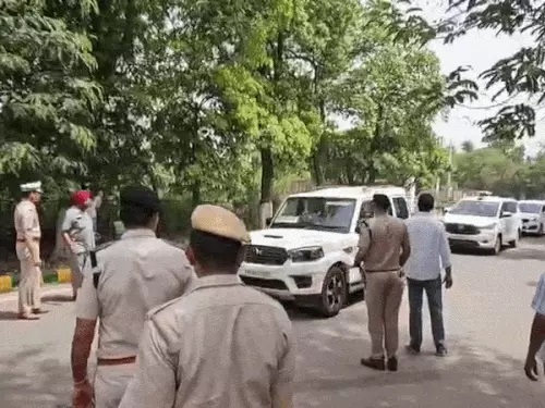 Bhondsi Jail Meeting: गुरुग्राम जेल पहुंचे अरविंद केजरीवाल और सीएम भगवंत मान, ठगी केस में बंद सांसद संजीव अरोड़ा से की मुलाकात