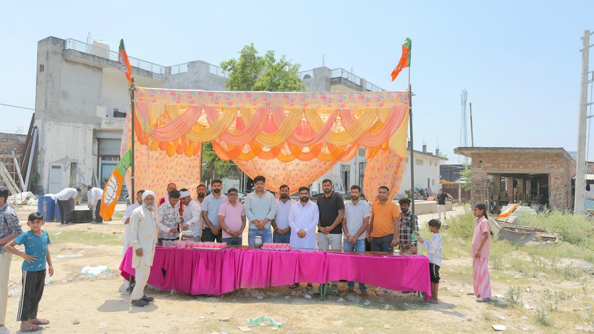 पूर्व मंत्री कंवरपाल गुर्जर के जन्मदिन पर जगाधरी में जश्न: भाई अशोक गुर्जर ने काटा केक, कार्यकर्ताओं ने लगाई मीठे पानी की छबील