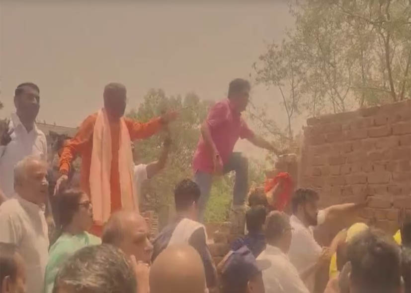 दिल्ली के पीतमपुरा में BJP विधायक ने समर्थकों संग गिराया निर्माणाधीन ढांचा, अवैध मदरसा होने का दावा