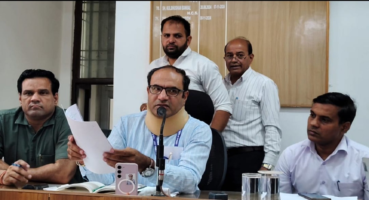 पेंशन कटी और राशन बंद: समाधान शिविर में न्याय की उम्मीद लेकर पहुंचे ग्रामीण, एसडीएम बोले- होगा स्थायी हल