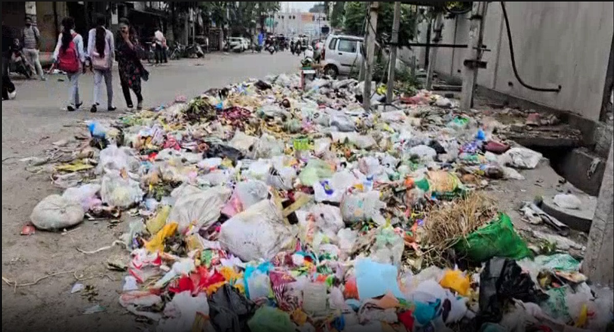शहर में कूड़े के अंबार से महामारी का खतरा: सफाई कर्मचारियों की हड़ताल जारी, ठेका कर्मियों से टकराव की आशंका