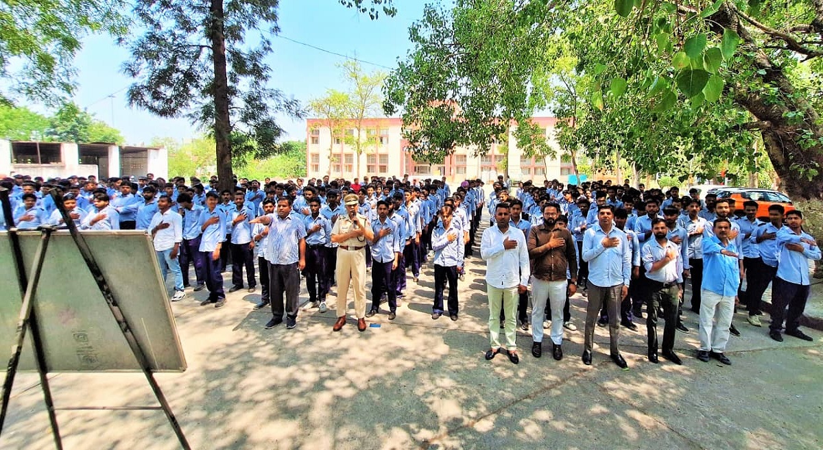 करनाल आईटीआई में नशे के विरुद्ध जागरूकता कार्यक्रम: विद्यार्थियों ने ली नशामुक्ति की शपथ, हेल्पलाइन नंबर 1933 जारी