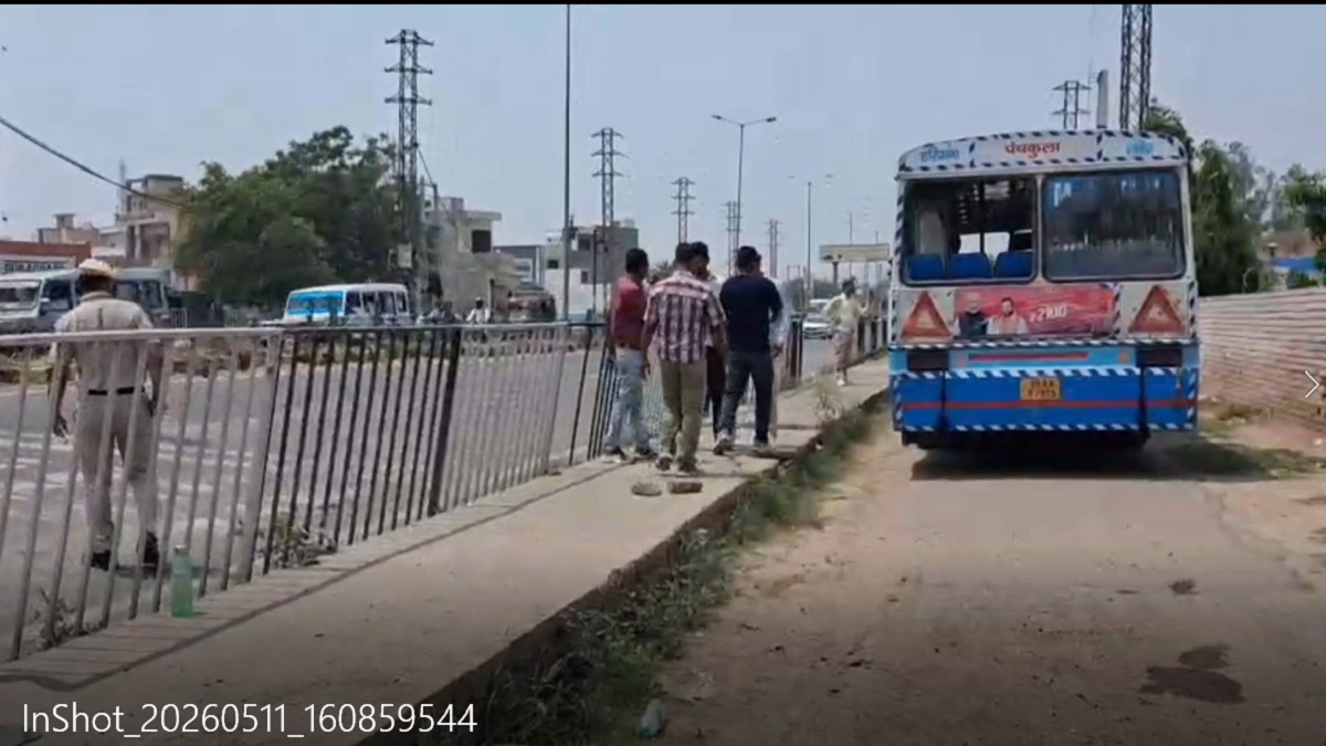 पंचकूला से हिसार जा रही बस नरवाना में पलटी, 12 से ज्यादा यात्री घायल, पुलिस ने क्रेन से हटवाई बस