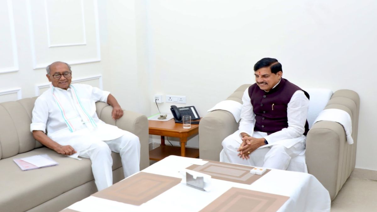 MP की राजनीति में ‘शिष्टाचार’: मुख्यमंत्री डॉ मोहन से मिले दिग्विजय सिंह, श्रीराम यज्ञ का निमंत्रण दिया और गेहूं खरीदी पर की चर्चा