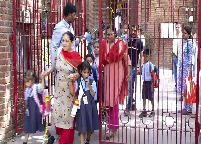 दिल्ली में प्राइवेट स्कूलों की मनमानी पर रेखा सरकार सख्त, किताब–ड्रेस खरीद में अभिभावकों को मिली राहत