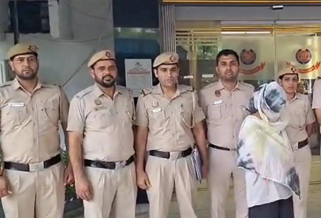 दिल्ली पुलिस ने शातिर नौकरानी का किया पर्दाफाश, चोरी के गहनों को छुपाने खोले थे 15 अकाउंट्स
