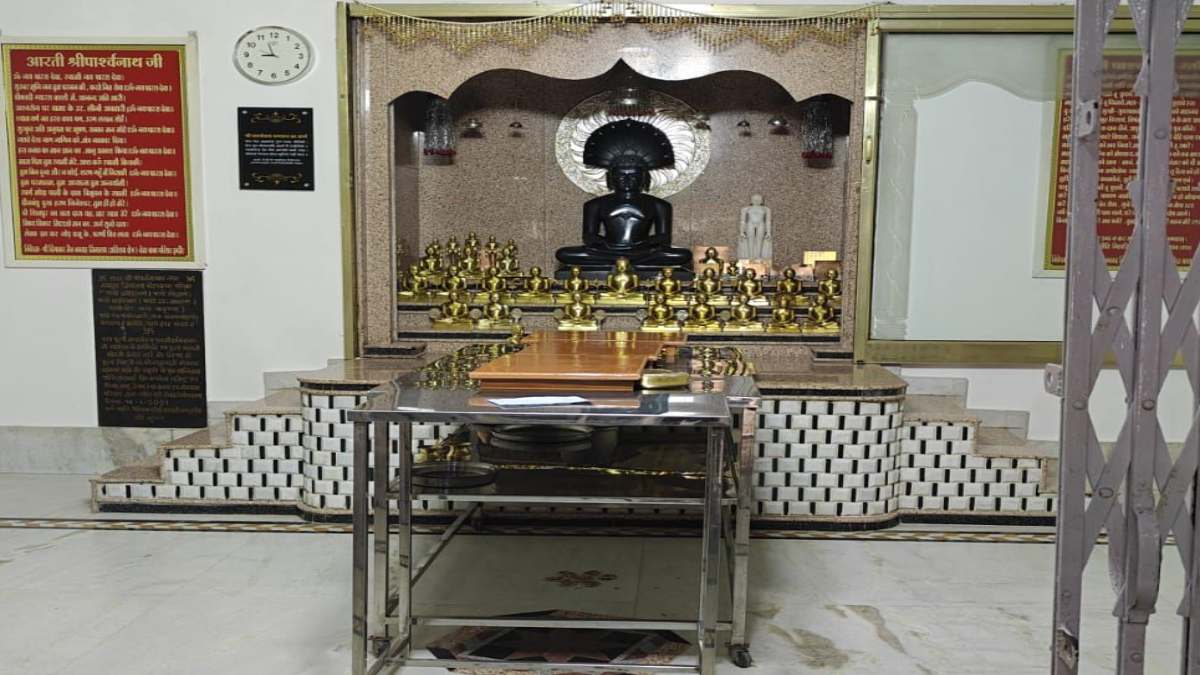 अब मंदिर भी नहीं सुरक्षित! 42 मिनट में चोरी की वारदात, नकाबपोशों ने 9 मूर्तियां और लाखों का माल किया साफ