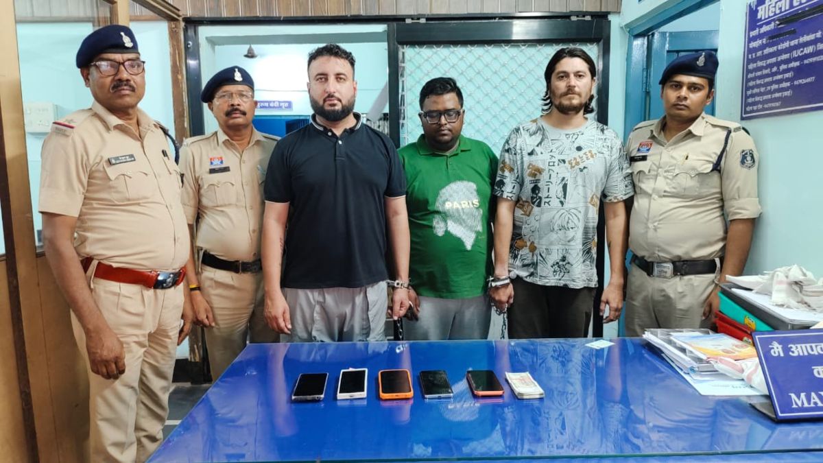 ऑनलाइन सट्टा रैकेट का भंडाफोड़ : मॉल के पास कार में चल रहा था सट्टे का खेल, पुलिस ने तीन सटोरियों को किया गिरफ्तार