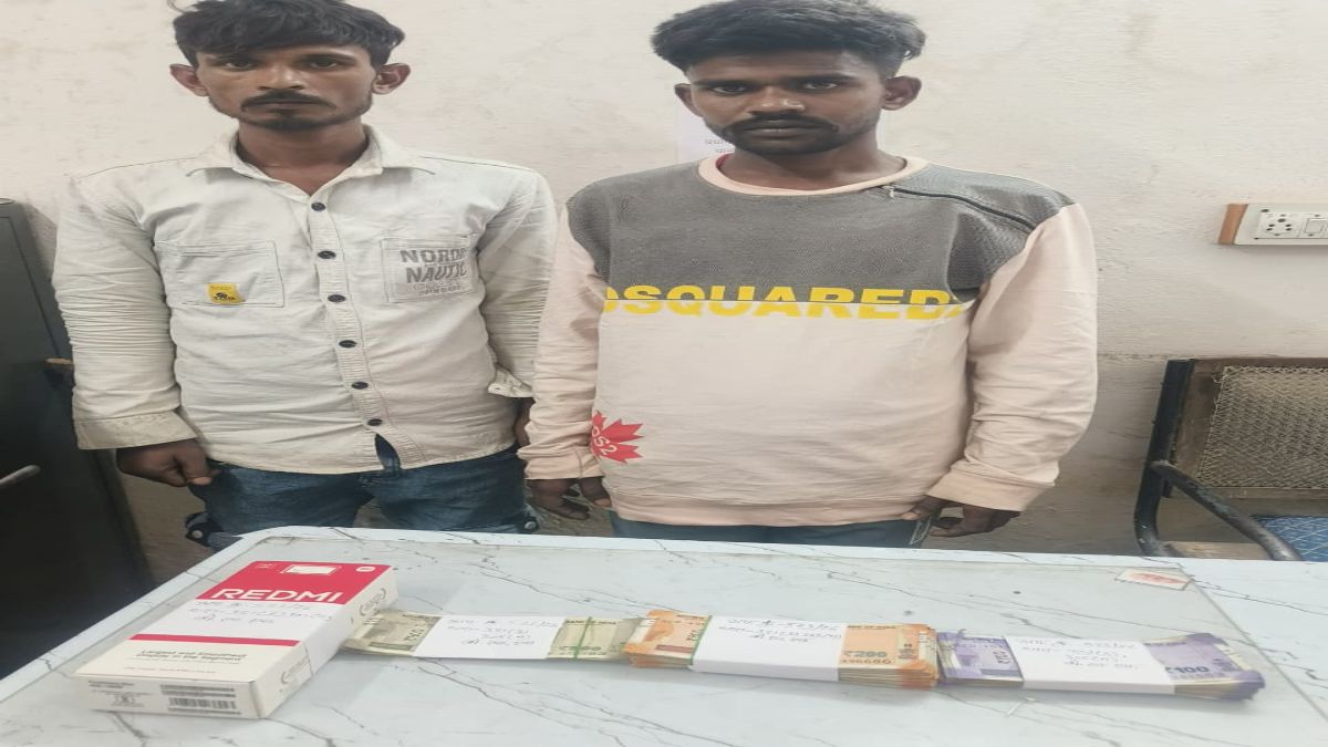 चोरी की रकम से ‘अय्याशी’ करना पड़ा भारी: महंगे मोबाइल और कपड़ों के शौक ने पहुंचाया जेल, मौज-मस्ती में उड़ा दिए 15 हजार, अब पुलिस की गिरफ्त में