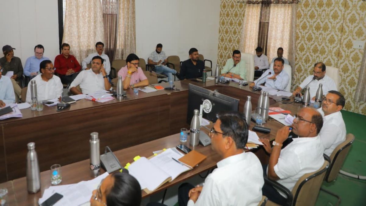 सीएम हेल्पलाइन में लापरवाही पर बड़ा एक्शन, कलेक्टर ने सचिव को किया निलंबित, पटवारी पर भी गिरी गाज