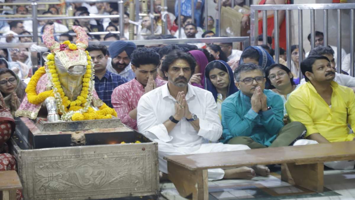 महाकाल की शरण में पहुंचे अभिनेता अर्जुन रामपाल: फिल्म ‘धुरंधर द रिवेंज’ की सफलता के लिए बाबा का जताया आभार, गायिका इशिता ने भी ठेका मत्था