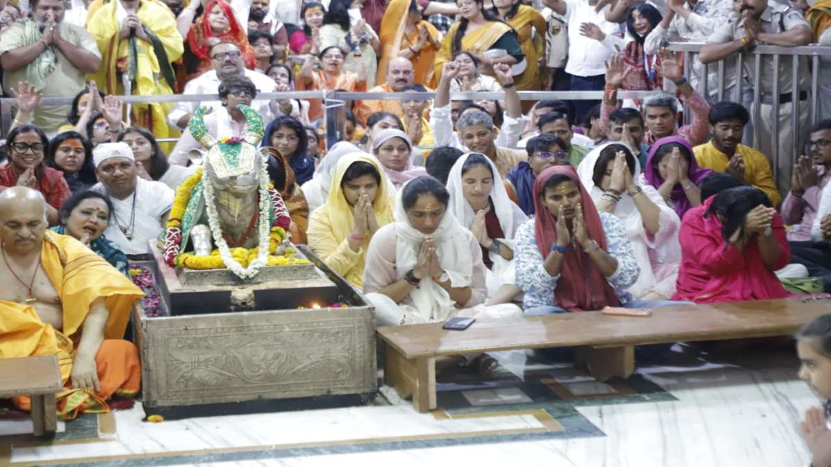 महाकाल की शरण में महिला क्रिकेट टीम: नंदी हॉल में बैठकर किए दर्शन, मुख्य कोच भी रहे साथ मौजूद