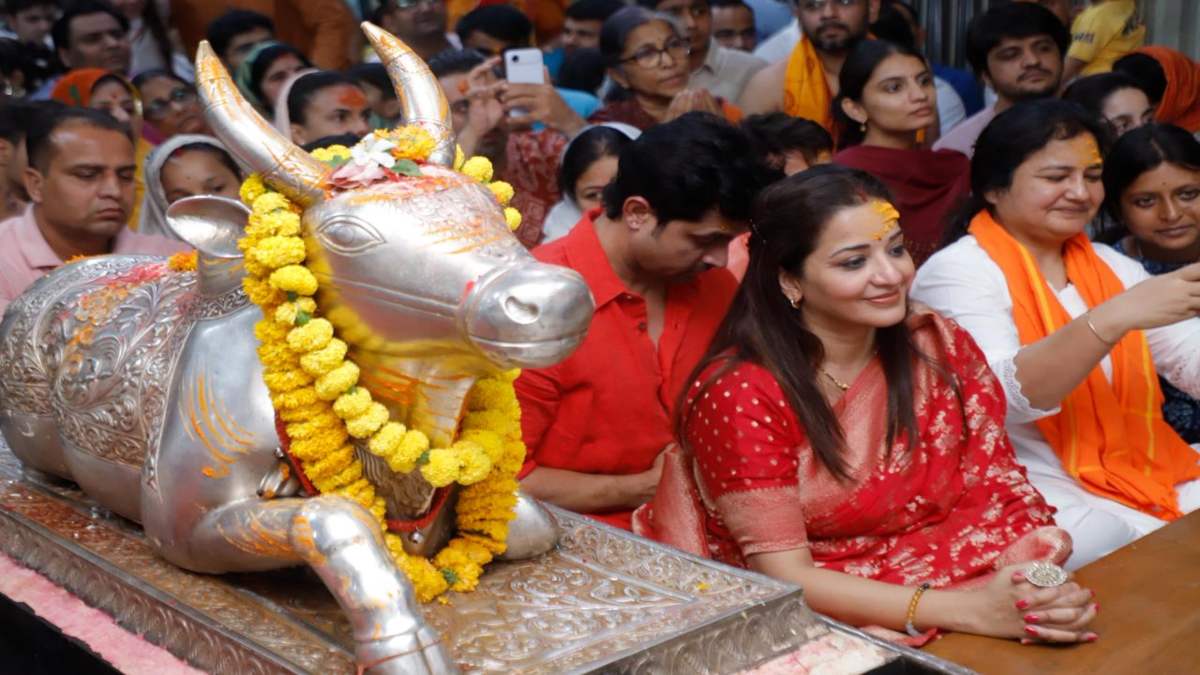 महाकाल की शरण में भोजपुरी एक्ट्रेस मोनालिसा: पति विक्रांत के साथ भस्म आरती में हुईं शामिल, लिया बाबा महाकाल का आशीर्वाद
