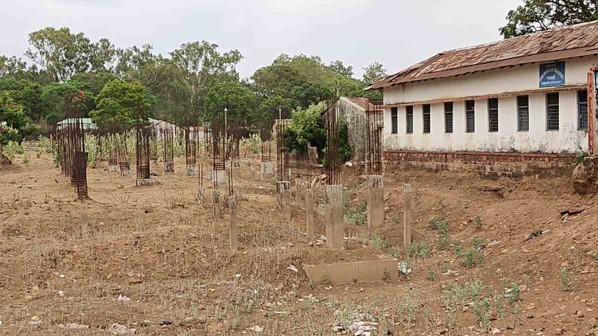 पचमढ़ी में सिर्फ बदला बोर्ड, किस्मत नहीं: ‘सांदीपनि स्कूल’ की अधूरी बिल्डिंग पर शिक्षा मंत्री ने तोड़ी चुप्पी
