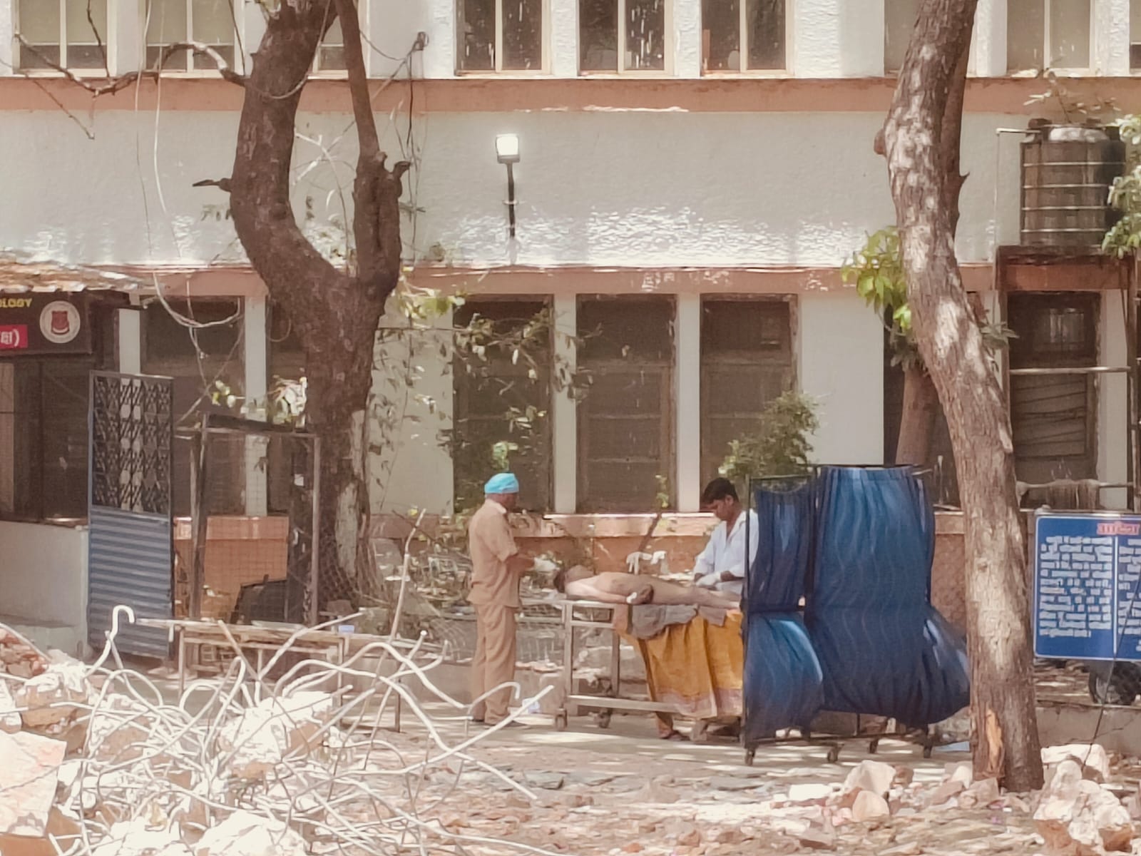 इंसानियत शर्मसार: हमीदिया अस्पताल की मोर्चरी के बाहर शव की सिलाई, वीडियो वायरल, मचा हड़कंप