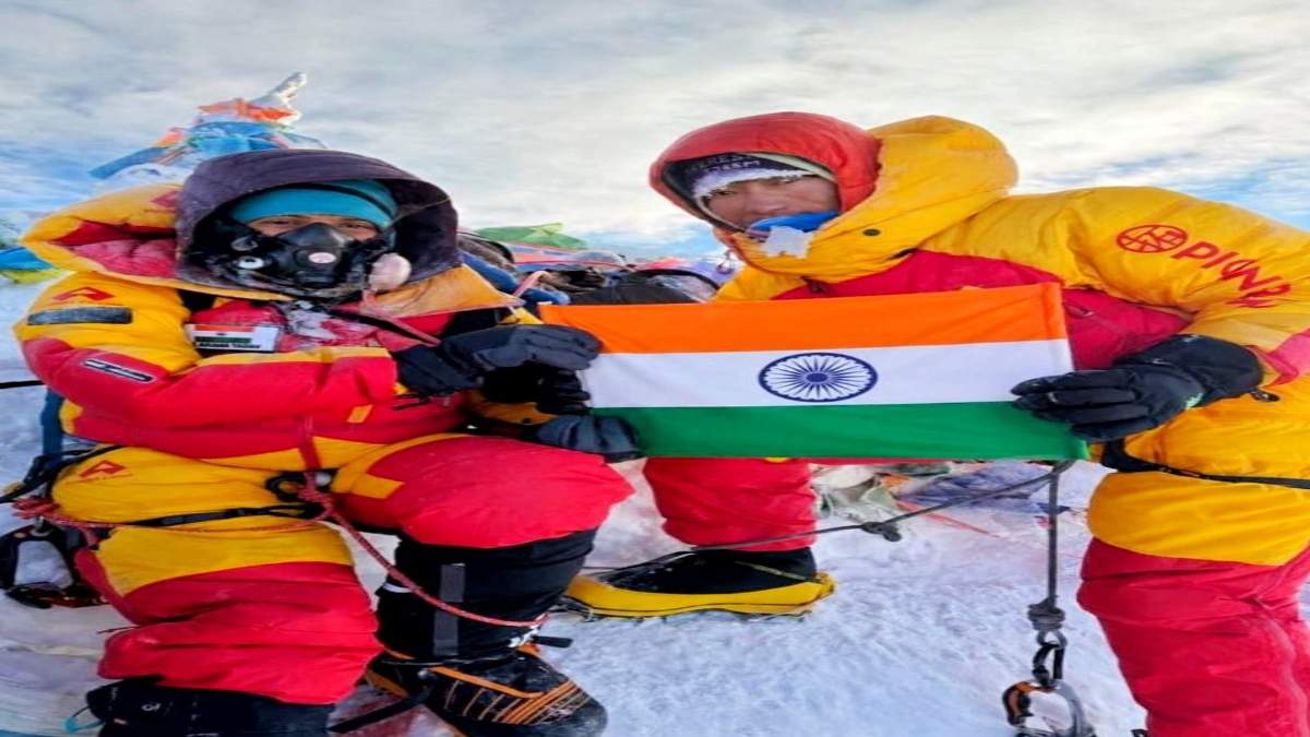 एमपी की बेटी का एवरेस्ट पर कब्जा: रायसेन की अंजना ने दुनिया की सबसे ऊंची चोटी पर फहराया तिरंगा, सीएम बोले- सभी बेटियों के लिए प्रेरणा