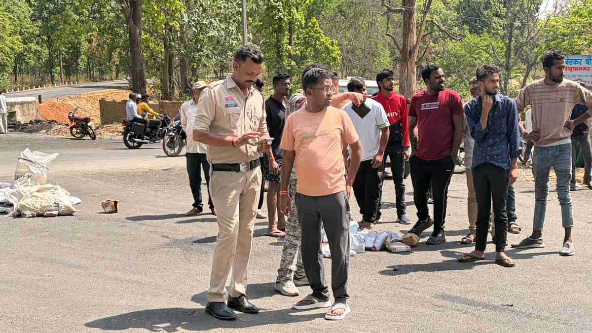 तेज रफ्तार ट्रक ने ली डिलीवरी बॉय की जान, हेलमेट पहने रहने के बाद भी उड़े सिर के परखच्चे…