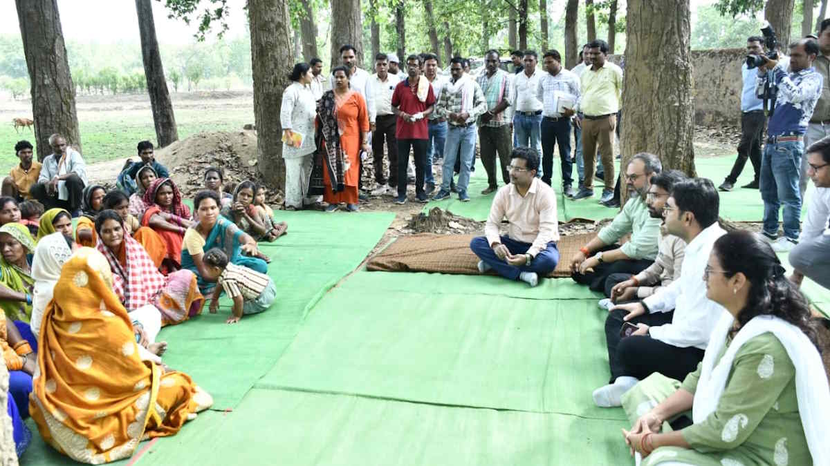 वनांचल में चौपाल लगाकर प्रमुख सचिव सोनमणि बोरा ने सुनी ग्रामीणों की पीड़ा, बैगा परिवारों को योजनाओं से जोड़ने अधिकारियों को दिए सख्त निर्देश…
