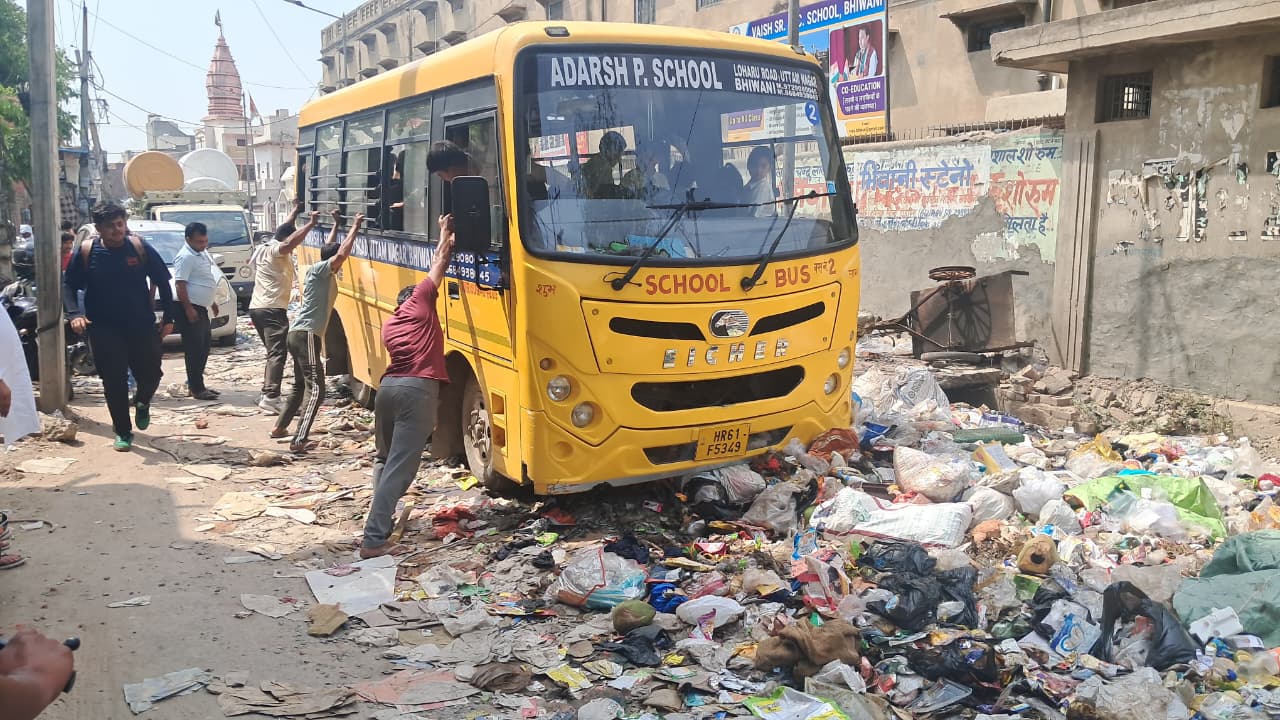 नगर परिषद कर्मचारियों की हड़ताल से भिवानी बेहाल, कूड़े में धंसा स्कूल वाहन, एक घंटे लगा जाम