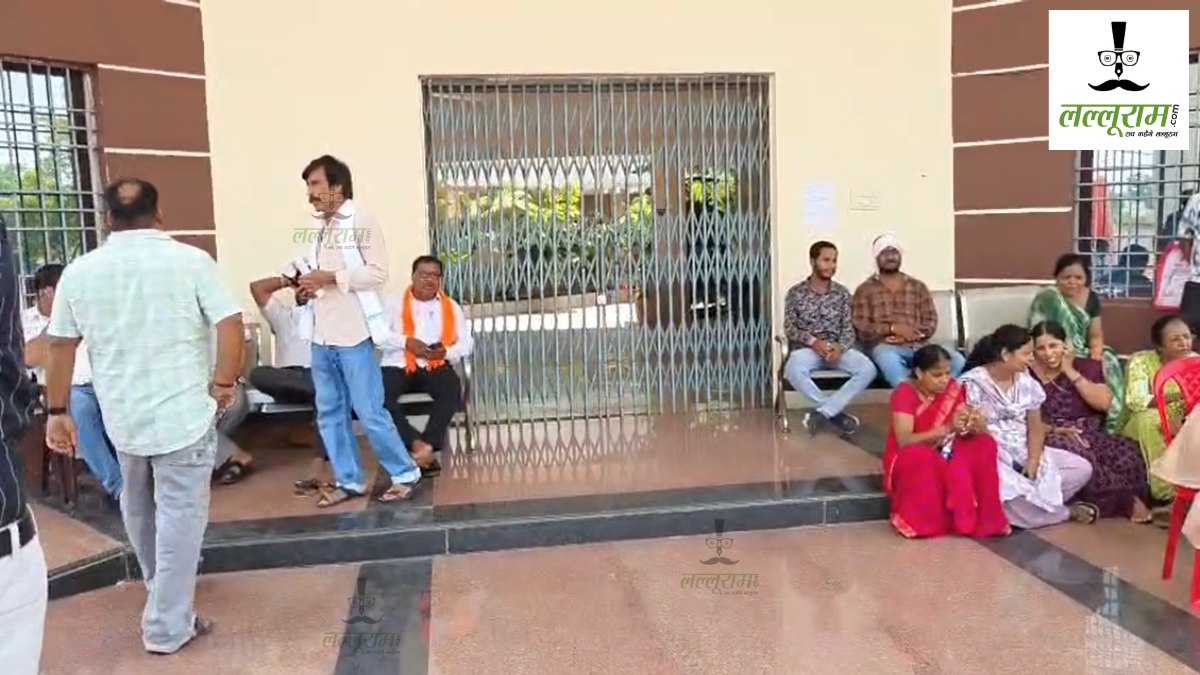 नगर पालिका में हंगामा : भाजपा-कांग्रेस पार्षदों ने जड़ा ताला, अध्यक्ष के खिलाफ खोला मोर्चा