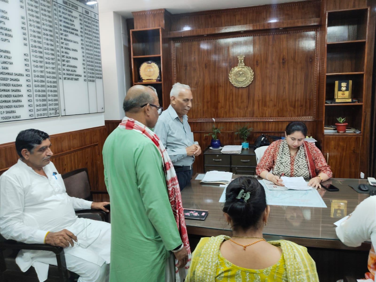 नारायणगढ़ समाधान शिविर: SDM शिवजीत भारती ने सुनी जनसमस्याएं, पेंशन और राशन कार्ड की शिकायतों पर दिए निर्देश
