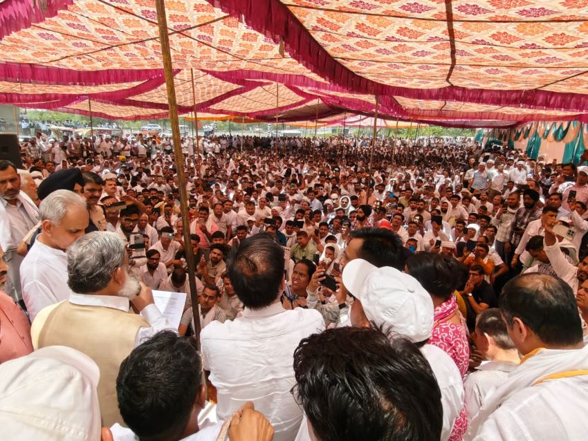 कर्मचारियों के बीच खुद पहुंचे ऊर्जा मंत्री अनिल विज, मंच पर जाकर लिया ज्ञापन, लगे जोरदार नारे