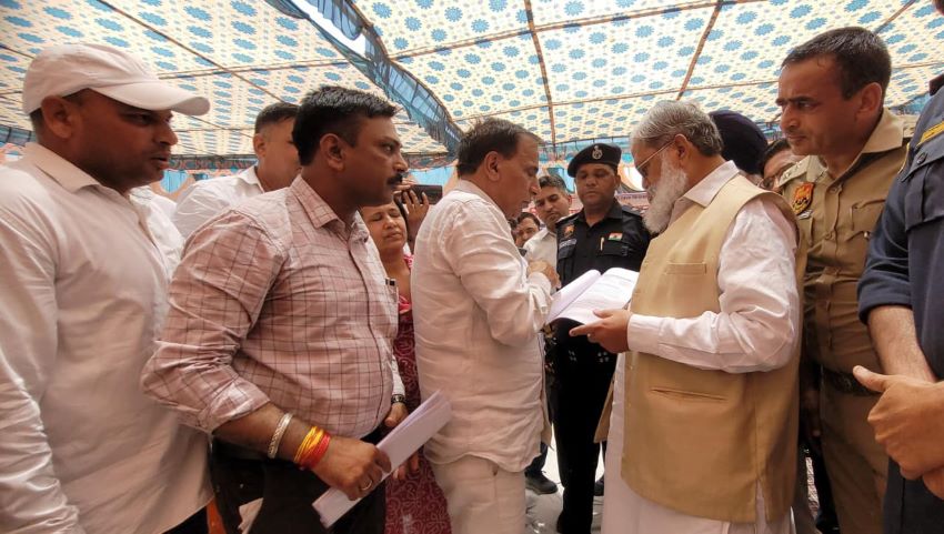 कर्मचारियों के बीच खुद पहुंचे ऊर्जा मंत्री अनिल विज, मंच पर जाकर लिया ज्ञापन, लगे जोरदार नारे