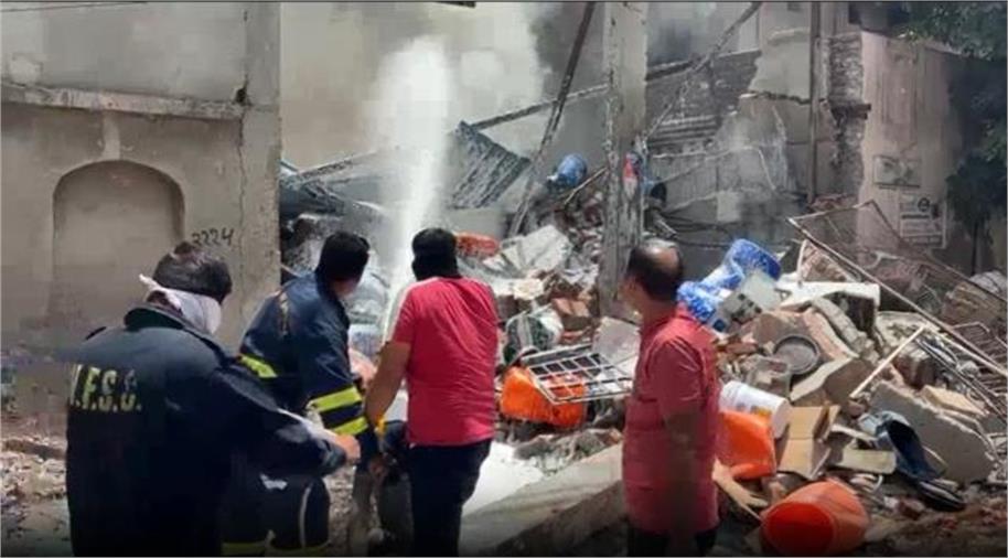 बहादुरगढ़ में भीषण फैक्ट्री ब्लास्ट: बॉयलर फटते ही मचा हड़कंप, इमारत गिरी, कई मजदूर मलबे में दबे