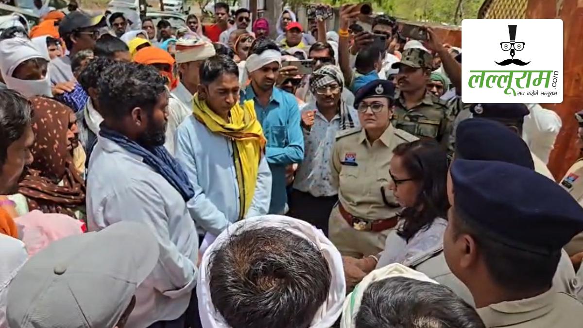 मासूम की कब्र से सिर गायब होने का मामला: 3 महीने बाद भी पुलिस के हाथ खाली, आक्रोशित ग्रामीणों ने कलेक्ट्रेट का किया घेराव