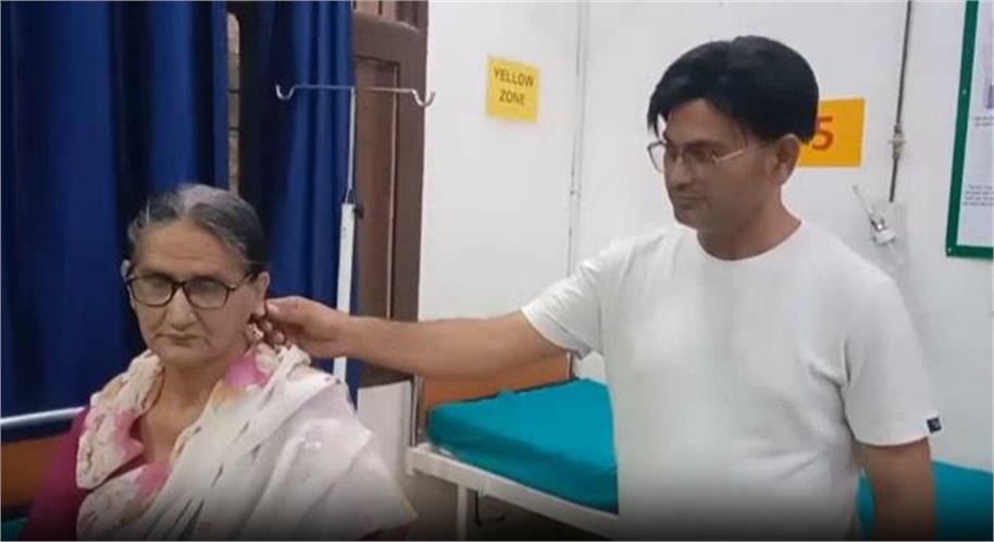 बराड़ा की पॉश कॉलोनी में दिनदहाड़े लूट, बुजुर्ग महिला पर हमला; नकाबपोश बदमाश CCTV में कैद