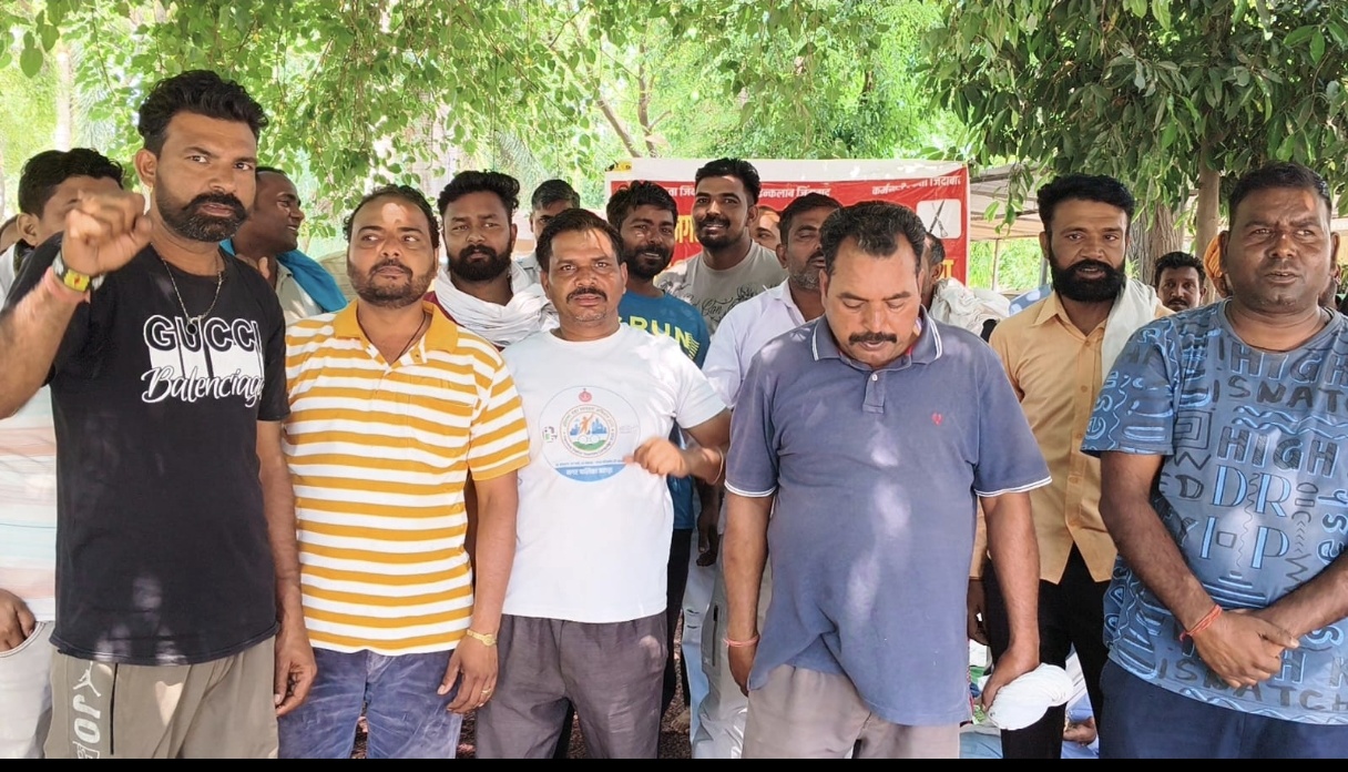 ठेकेदार की मनमानी और वेतन कटौती के खिलाफ सफाई कर्मचारियों का प्रदर्शन, नपा कार्यालय के बाहर गरजे कर्मचारी