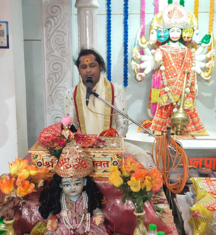 अधोया: श्रीमद्भागवत कथा में गोवर्धन पूजा का भव्य वर्णन, स्वामी अनंत गिरी के भजनों पर झूमे श्रद्धालु