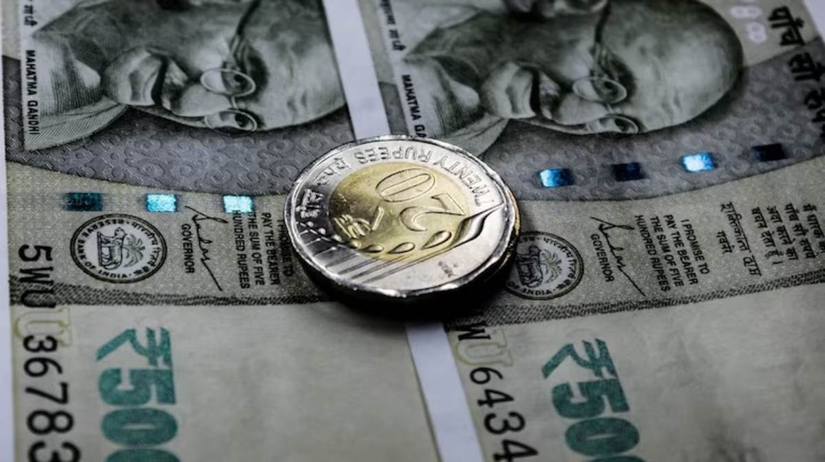 Currency Market Dollar Vs Rupees : रिकॉर्ड निचले स्तर पर पहुंचने के बाद थोड़ा संभला रुपया, जानिए किसने बढ़ाई टेंशन ?