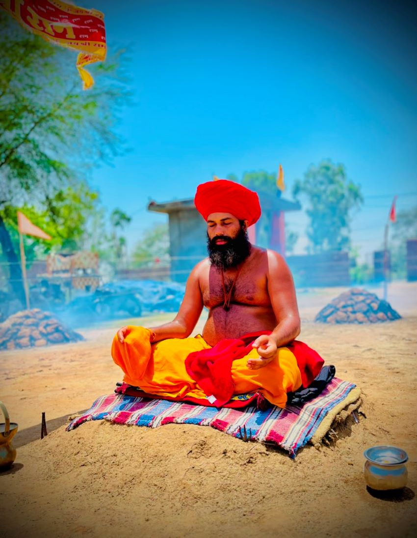 भिवानी में बाल योगी मोहनपुरी महाराज की कठिन पंच धुनी तपस्या जारी, दर्शन के लिए उमड़े श्रद्धालु