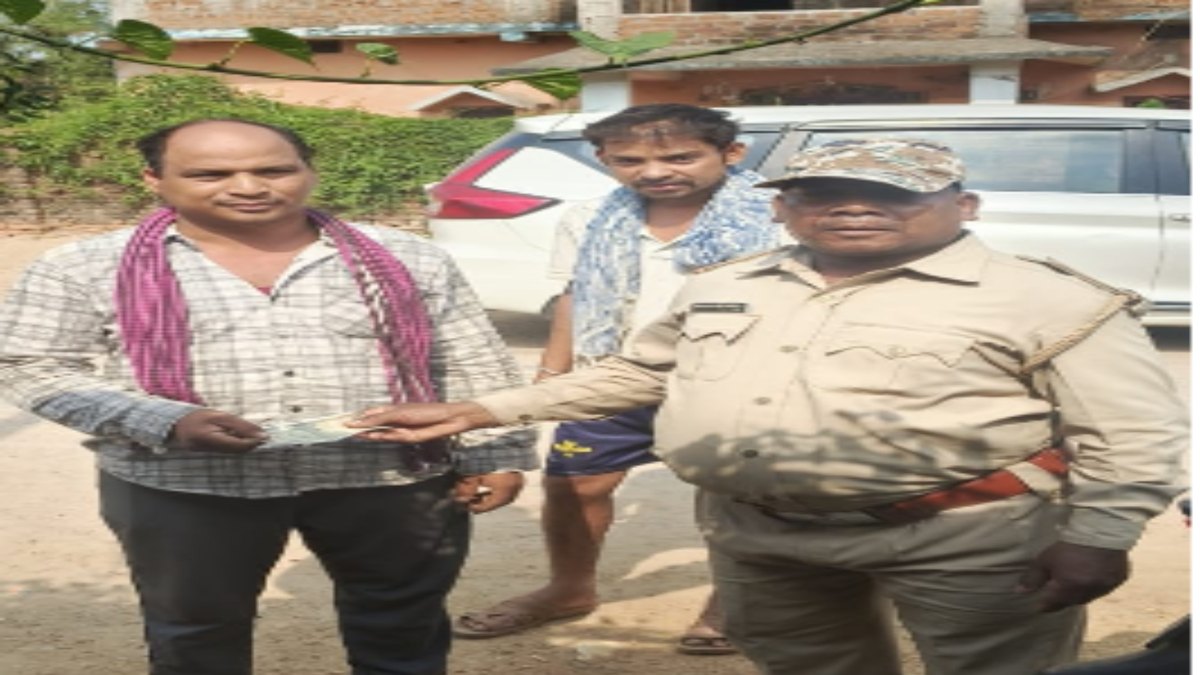भालू का आतंक: तेंदूपत्ता तोड़ने गए ग्रामीण पर किया हमला, वन विभाग ने की आर्थिक मदद