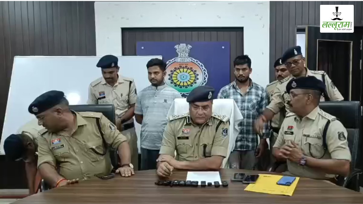 चोरी का खुलासा: ज्वेलरी शॉप संचालक के साथ एक आरोपी गिरफ्तार, फेरी वाला बनकर देते थे वारदात को अंजाम, 63.50 लाख के गहने-कैश जब्त