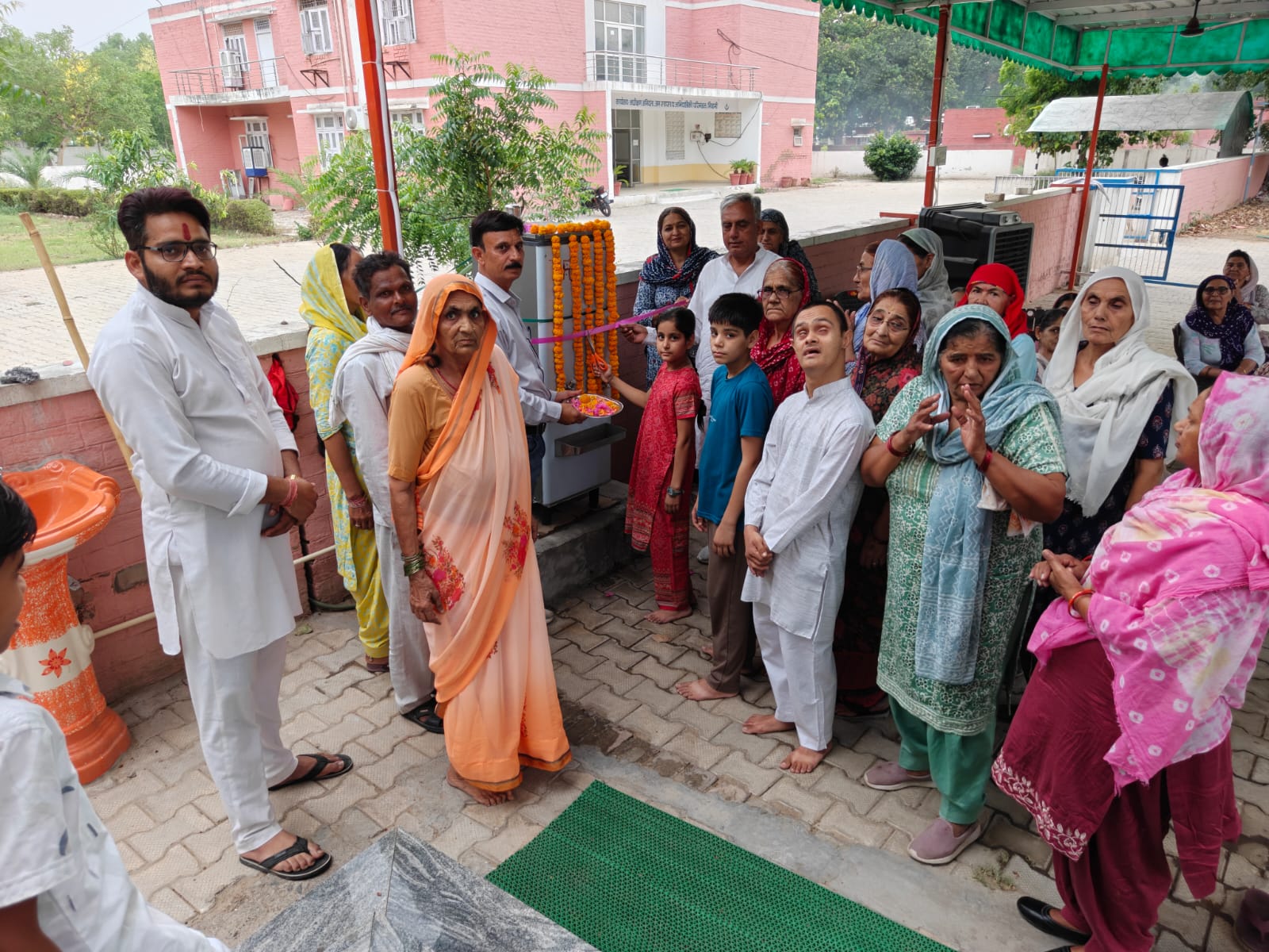 भिवानी: सरकारी अमले और समाजसेवियों के सामूहिक प्रयास से मंदिर परिसर में सुविधाओं का हुआ विस्तार