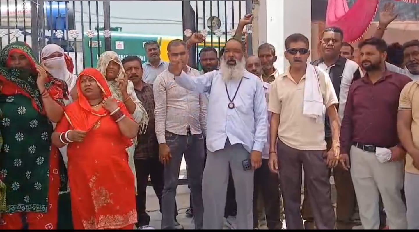 भिवानी में सफाई कर्मचारियों की हड़ताल 7वें दिन भी जारी: शहर में लगे गंदगी के ढेर, दमकल कर्मियों का मिला साथ