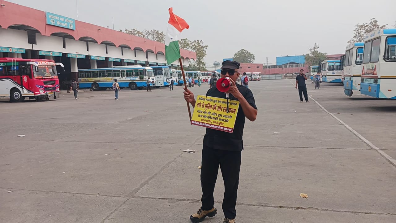 भिवानी: स्टील मैन बिजेंद्र सिंह के अभियान का छठा दिन, युवाओं को नशे से बचाने के लिए कर रहे ‘रिवर्स गियर’ पैदल यात्रा