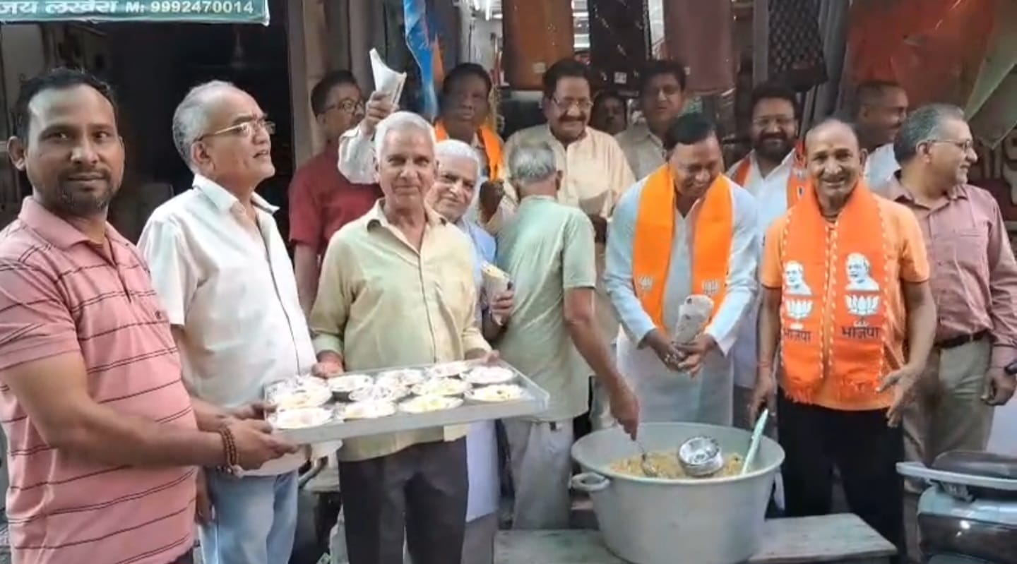 भिवानी भाजपा की जीत का जश्न, बंगाल की झालमुड़ी और मिठाइयों से मनाया उत्सव