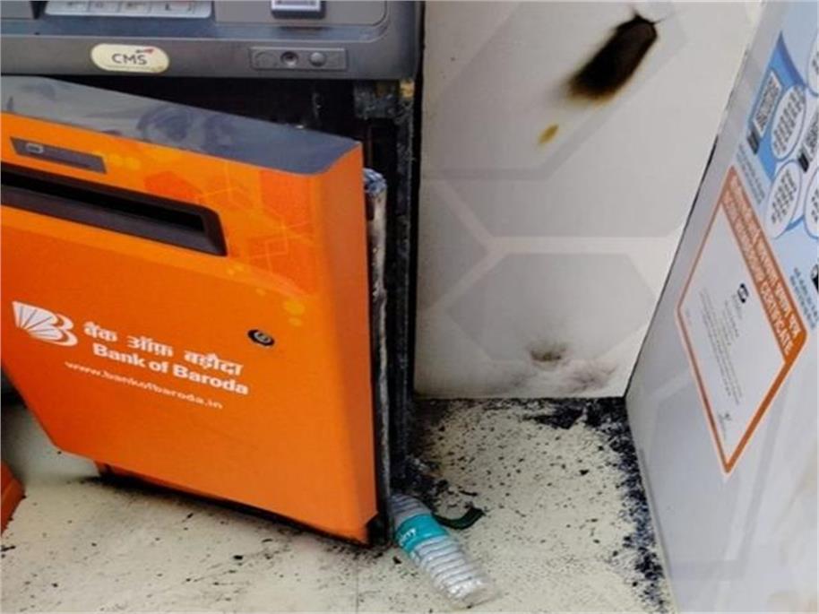 भिवानी में ATM पर गैस कटर से धावा! बदमाश 3.94 लाख रुपये लेकर फरार, खंगाला जा रहा CCTV फुटेज