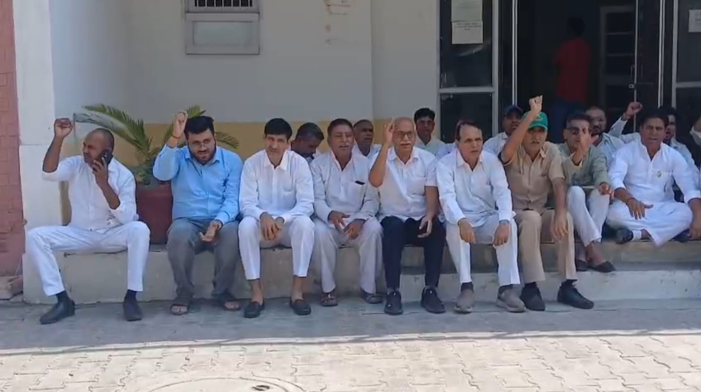 भिवानी में पानी संकट पर कांग्रेस का हल्ला, एसई कार्यालय घेरा; सप्लाई न सुधरी तो तालाबंदी की चेतावनी