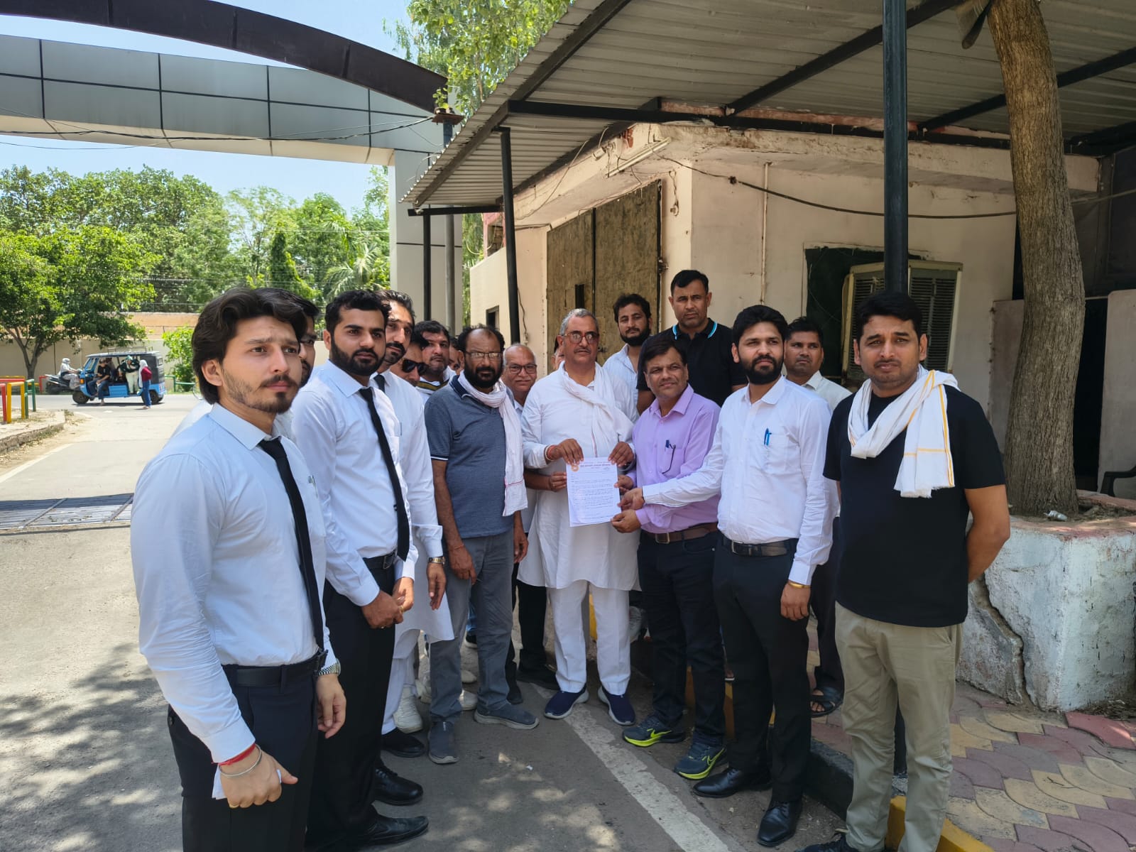 भिवानीवासियों को टोल में राहत दिलाने की मांग तेज: युवा कल्याण संगठन ने प्रशासन को सौंपा ज्ञापन
