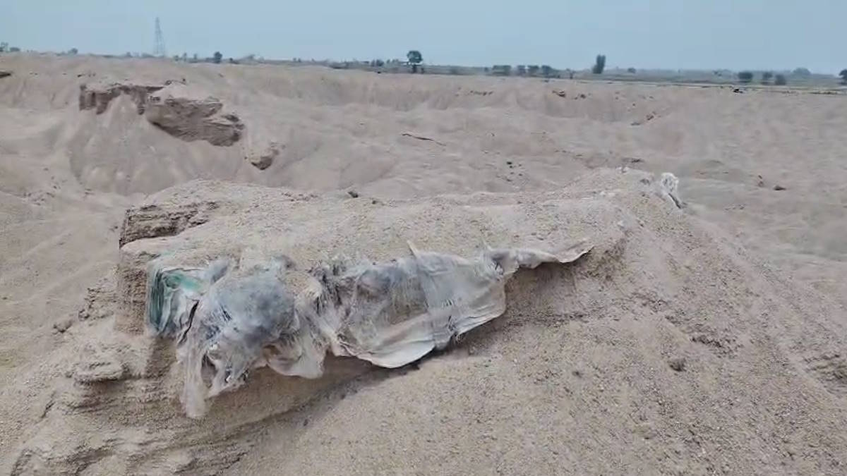 रेत माफिया की कारगुजारी, श्मशान घाट में बाहर निकल आए कंकाल, विभागीय कार्रवाई पर उठ रहे सवाल…