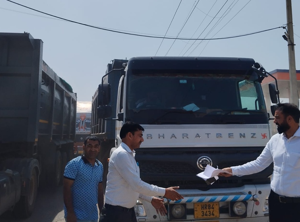 चरखी दादरी में ओवरलोड वाहनों पर प्रशासन का प्रहार: SDM के नेतृत्व में विशेष चेकिंग अभियान, कई वाहनों के चालान