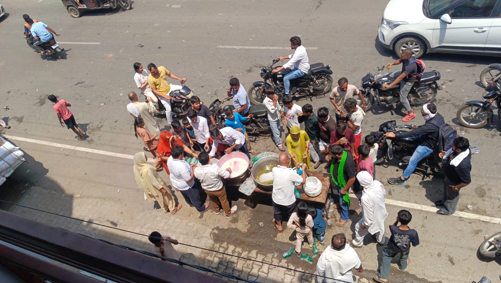 कैथल में बुद्ध पूर्णिमा पर उमड़ा सेवा भाव, भीषण गर्मी में रेलवे रोड पर श्रद्धालुओं ने लगाई मीठे पानी की विशाल छबील