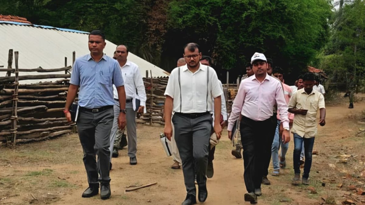बदलते बस्तर की नई तस्वीर: कलेक्टर-CEO ने किया नक्सल प्रभावित रहे गांवों का दौरा, स्वास्थ्य और शिक्षा के क्षेत्र में दी बड़ी सौगातें
