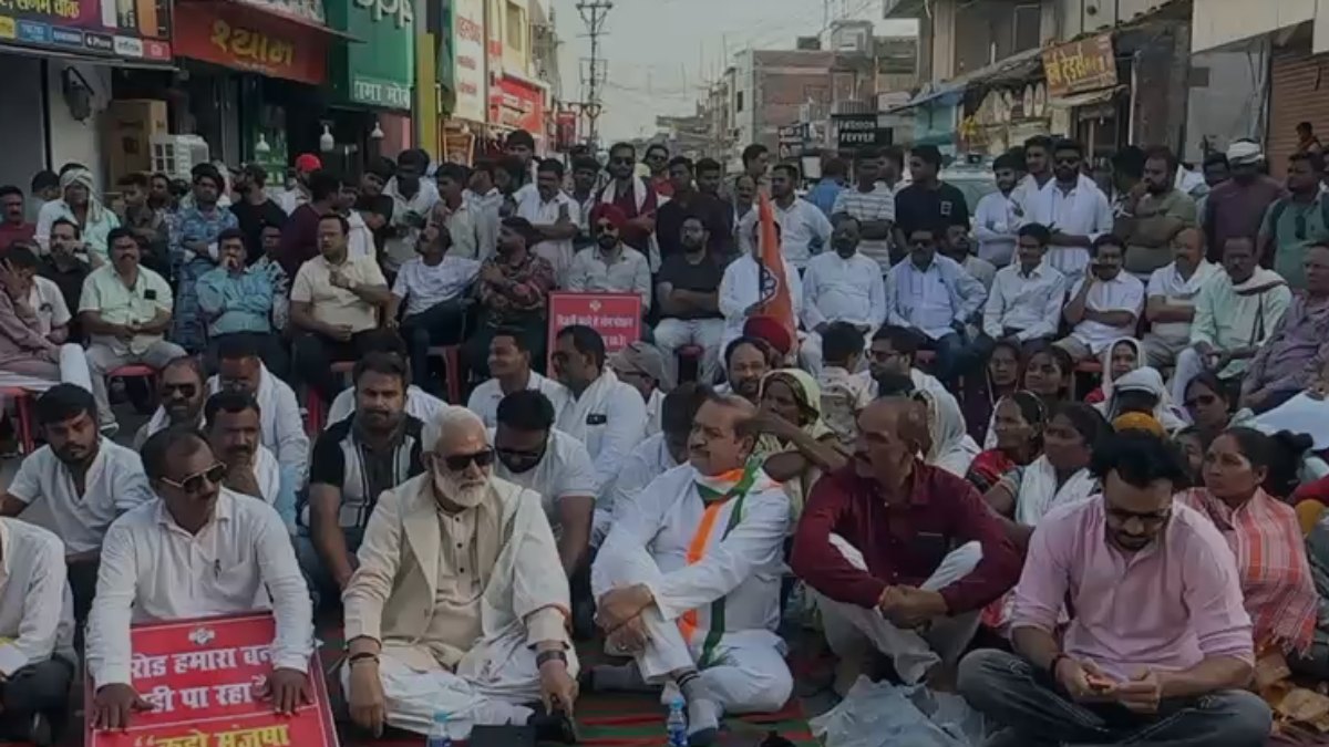 कांग्रेस का बड़ा प्रदर्शन: बिजली-सड़क और सफाई व्यवस्था को लेकर खोला मोर्चा, मांग पूरी नहीं होने पर दी आंदोलन तेज करने की चेतावनी