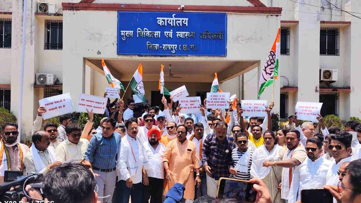 अस्पतालों की बदहाली पर कांग्रेस का जंगी प्रदर्शन, दी चेतावनी- ‘सुविधाओं में जल्द सुधार नहीं किया तो…’
